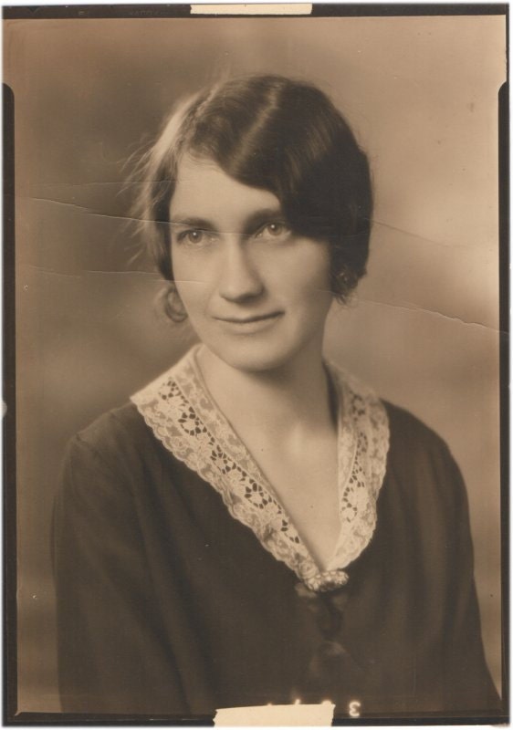 VINTAGE PHOTO - pretty Flapper Era lady with waved hair and and lace collar dress 1920's studio photo