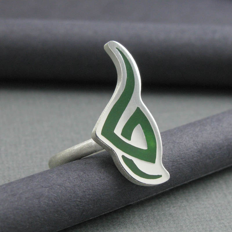 sterling silver and emerald green resin tribal ring size 7 1/2