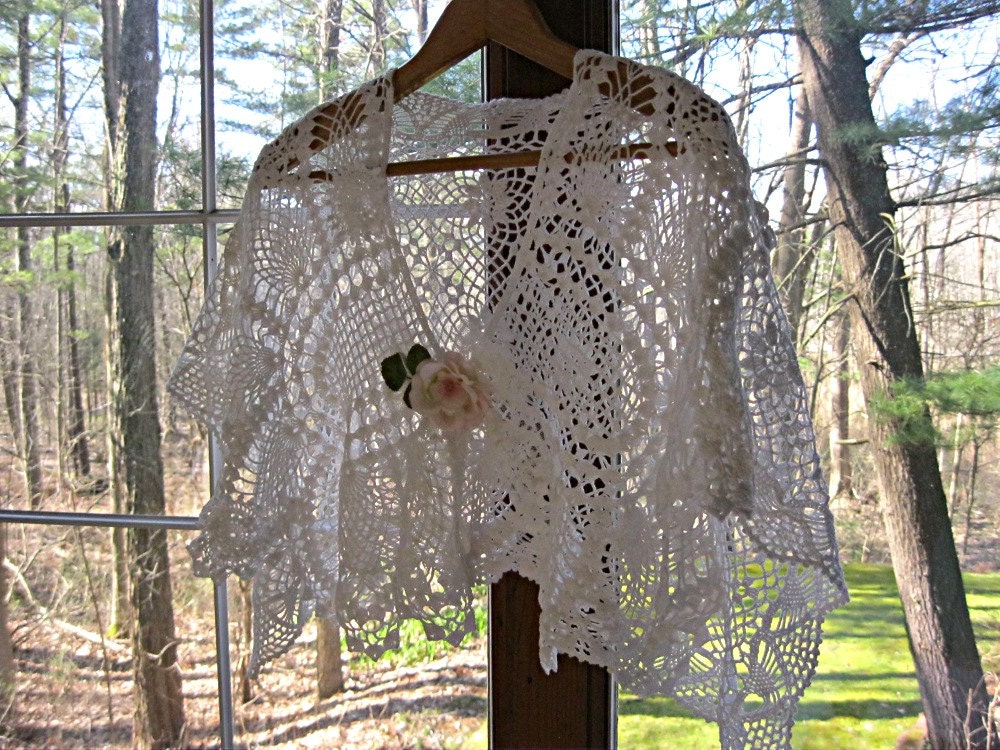 Crocheted lace shawl, lace wedding shawl, white lace bridal shawl, vintage lace, crochet shawl, capelet, white crochet shawl, bridal shawl