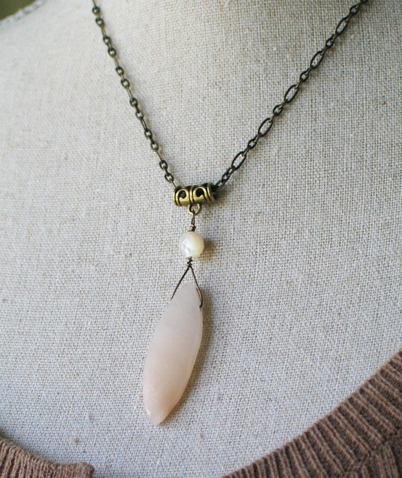 Pale Pink / Peach Agate necklace with Mother of Pearl