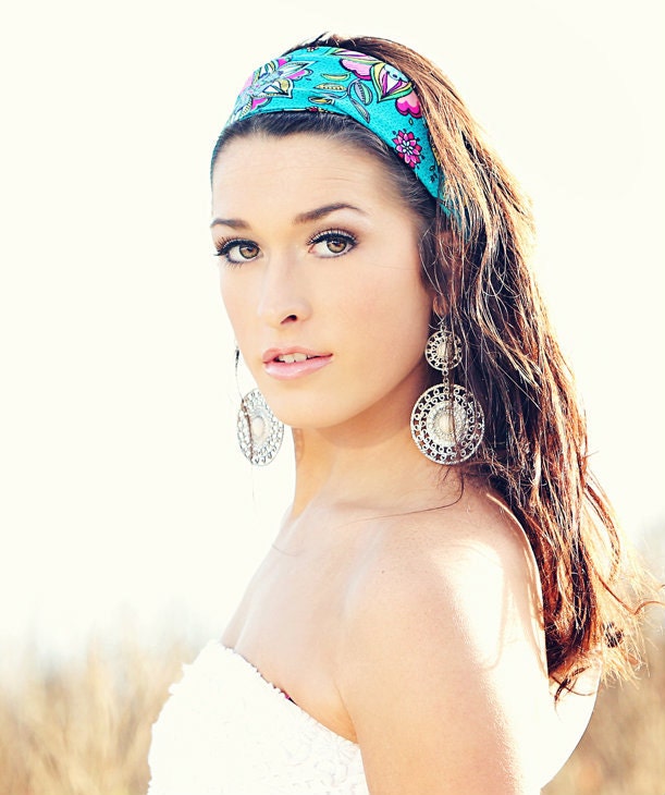 Green multi flower headband worn by Nia Peeples