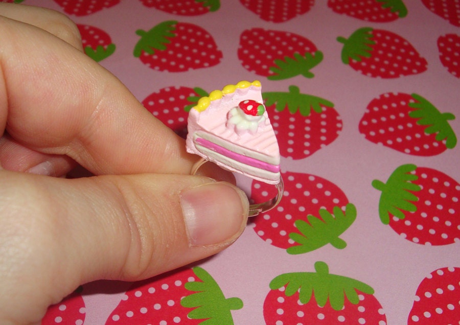 Sweet Strawberry Cake Slice Ring