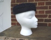 1950s pillbox hat / 50s tilt hat / Navy Blue Woven circle hat with net and bows