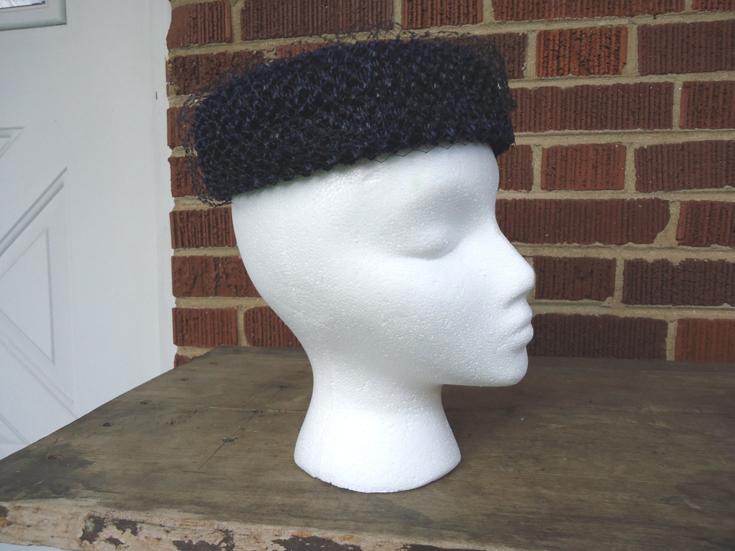 1950s pillbox hat / 50s tilt hat / Navy Blue Woven circle hat with net and bows