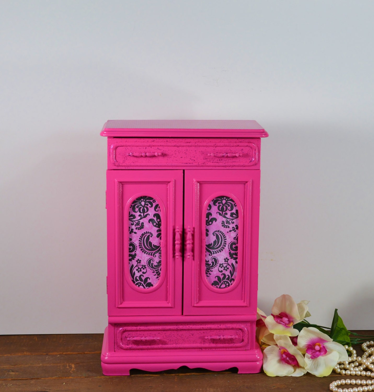 Jewelry box / Distressed jewelry box / jewelry organizer / jewelry holder / hot pink / upcycled / shabby chic