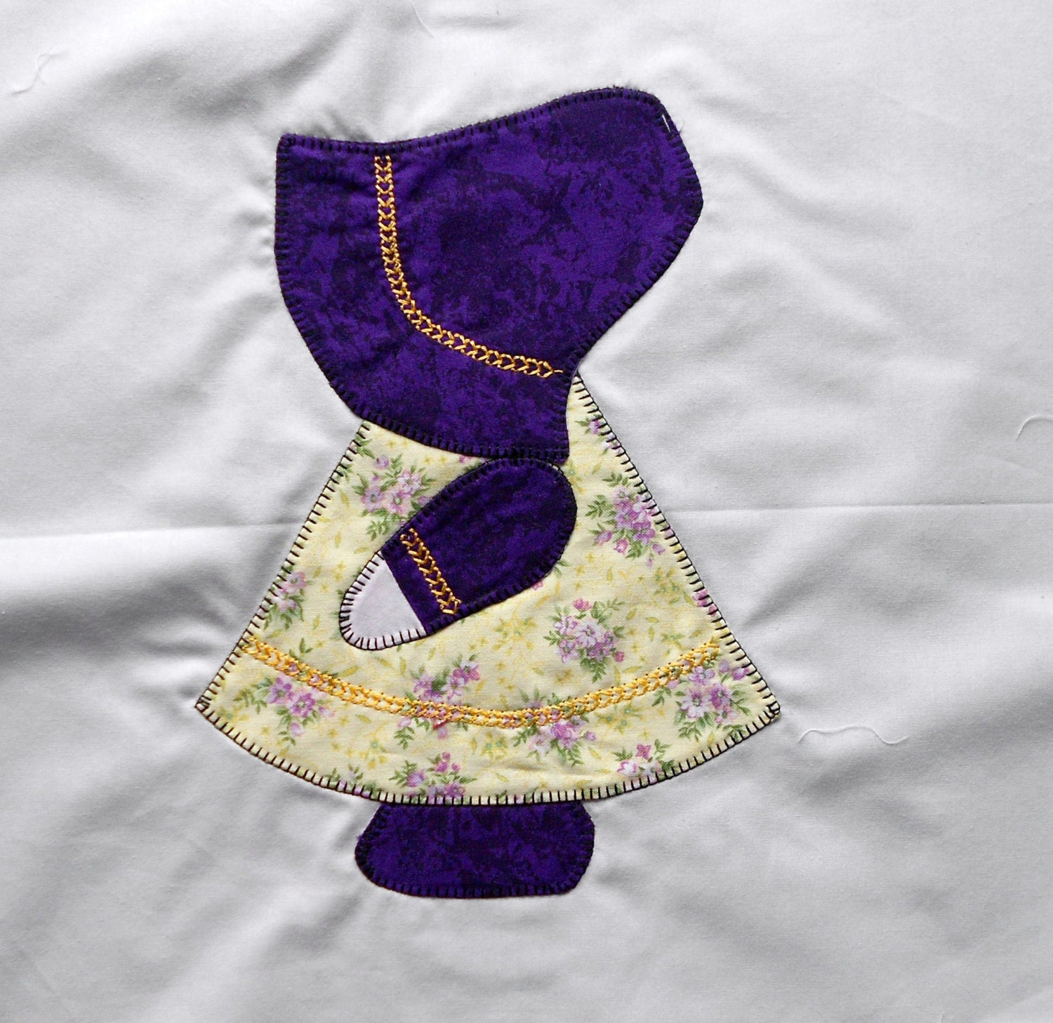 Beautiful Applique & Embroidered SUNBONNET SUE 12" Quilt Block Square No. 28