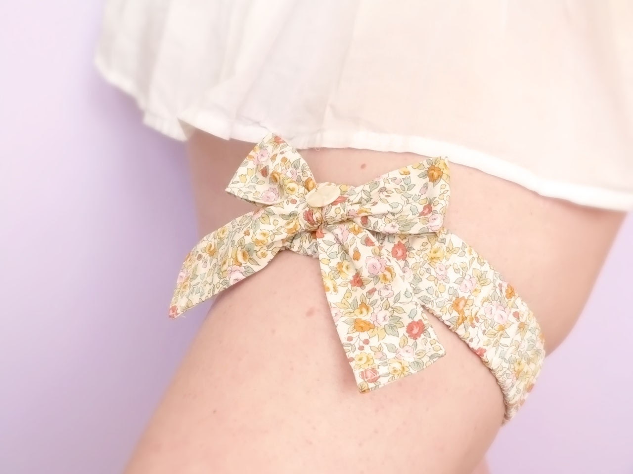 Bridal bow garter Romantic roses floral cotton OOAK by Jye, Hand-made in France