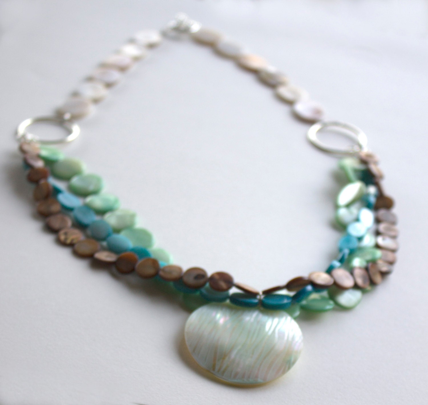 Mother-of-pearl and shell necklace, amazing 3-stranded necklace