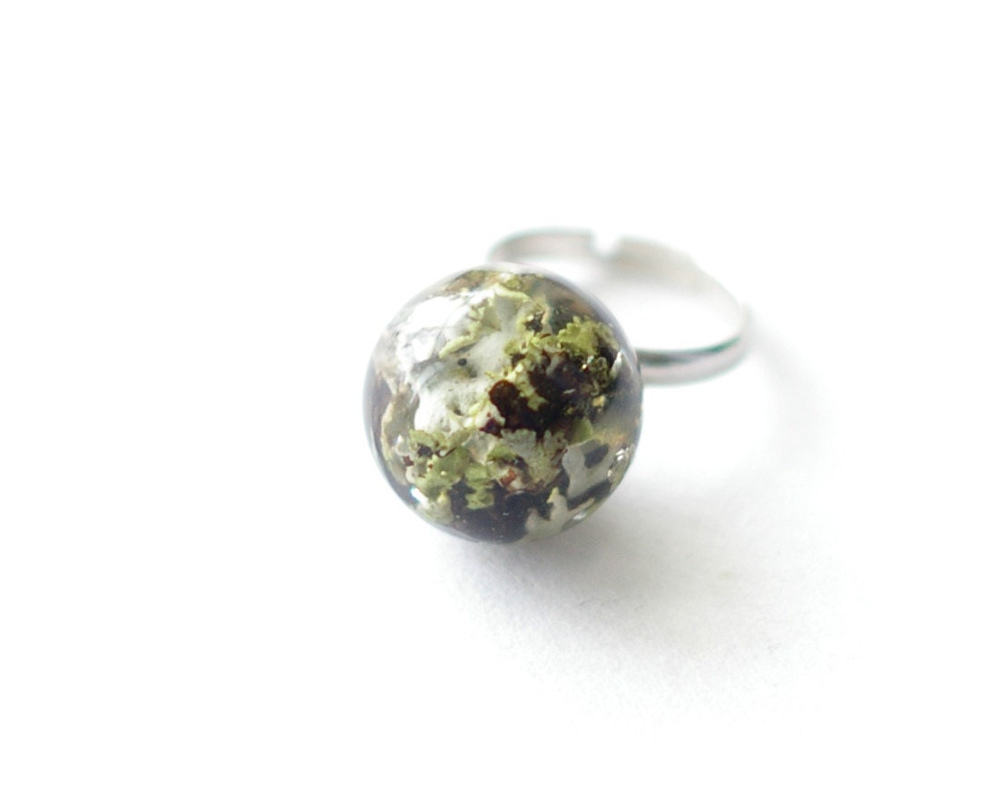 Globe Real Lichen Resin Ring - green handmade resin jewelry - Hypogymnia physodes