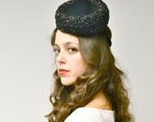 Vintage 1940s Hat: 40s Fascinator / Tilt Hat,  Black Straw and Felt New York Creation
