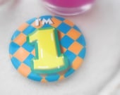 badge - I 'm 1- number one- yellow blue orange- bright colored badge- 80s vintage- clip- party- contest