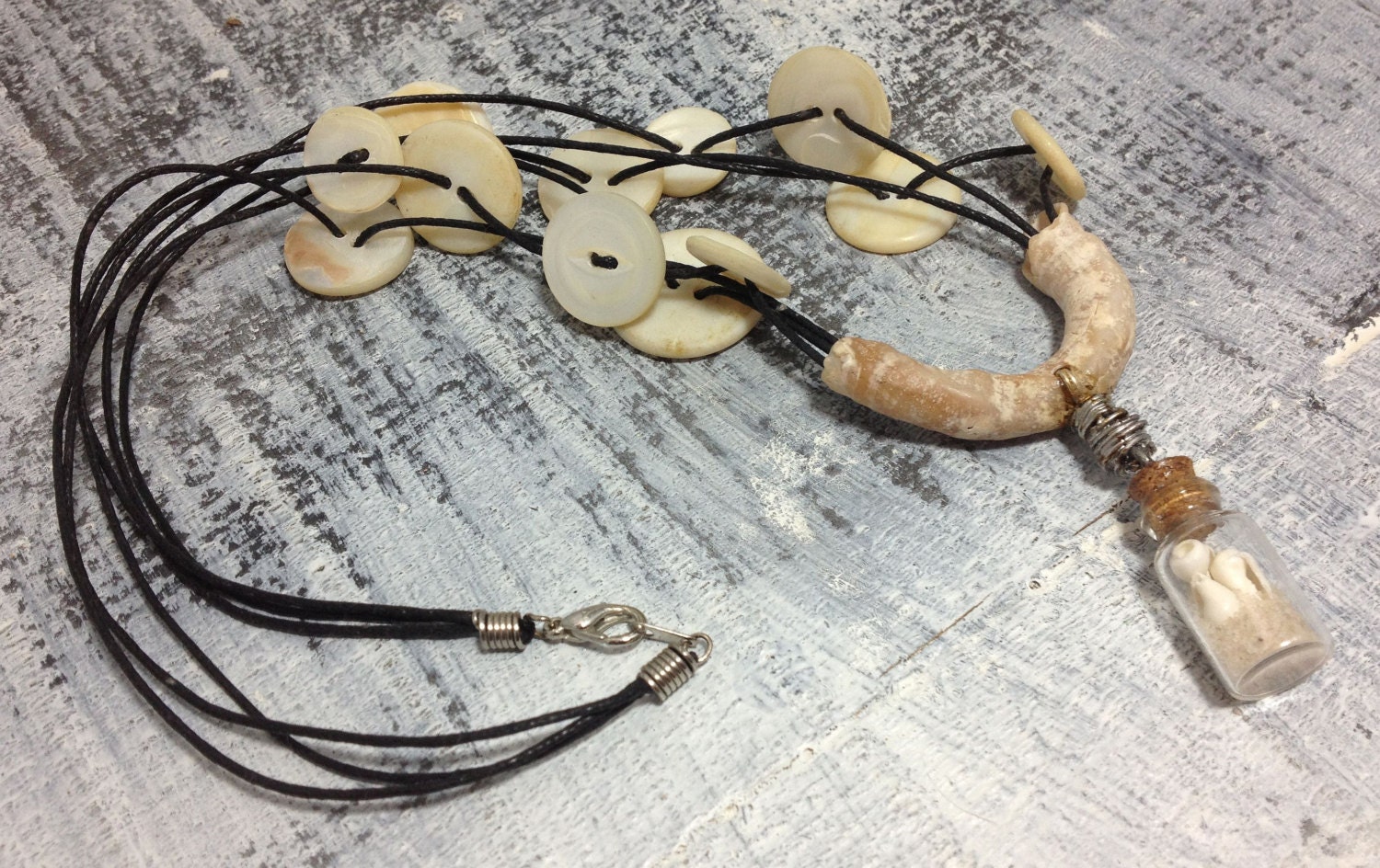 ViNTaGe uPCyCLeD PeaRL SHeLL BuTToN CoRaL NeCKLaCe JeWeLRy - BeaCH SuMMeR - GLaSS CoRK BoTTLE - SaND SHeLL