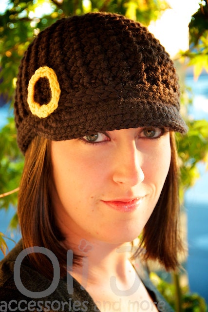 Women's College-Themed Brimmed Beanie - Black w/ Yellow