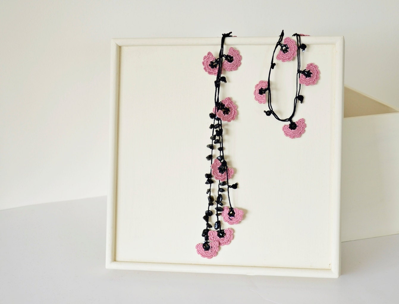 Crochet Necklace, Oya, Dusty Rose Flowers, Black Beaded, Natural Stones, Beadwork, Crochet Jewelry