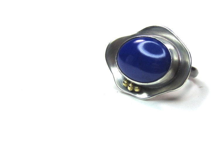 Sterling silver lapis ring with 18k gold. Flower ring with large lapis oval cabochon size 8. Handmade organic jewelry.