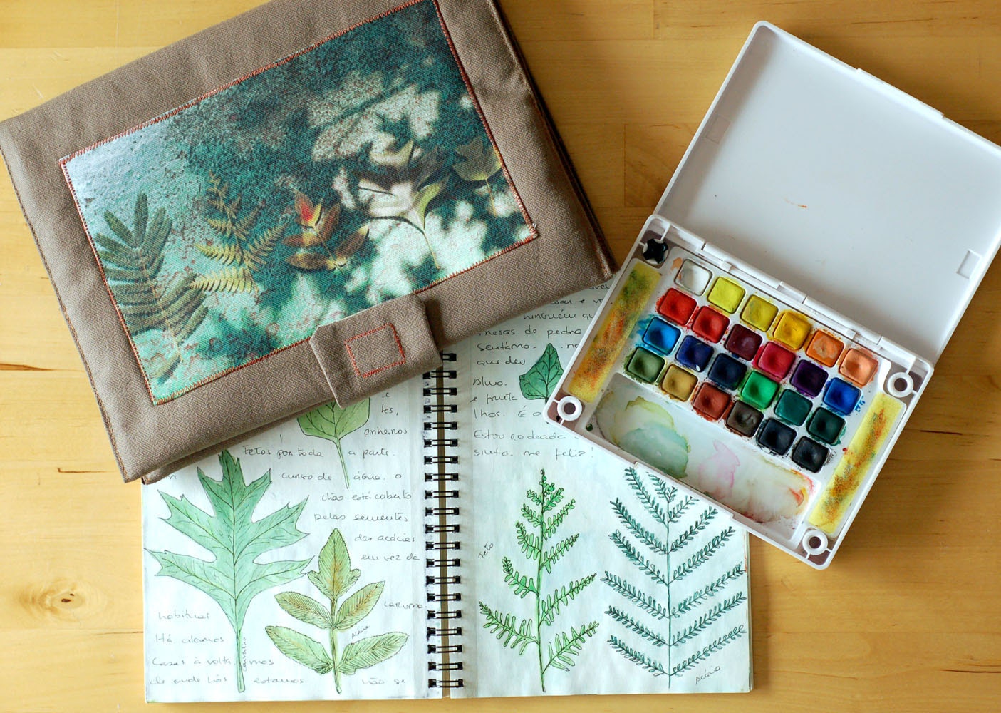 Green leaves - Book / gadget khaki case with photo