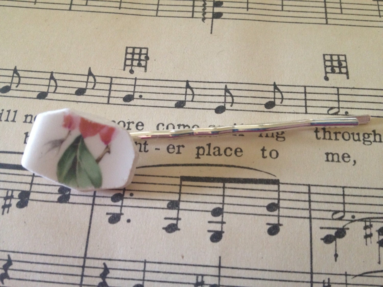 Bobbie pin made of recycled vintage china plates