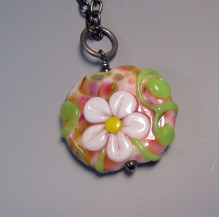 daisy craze , LORiOLA lampwork glass pendant