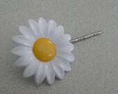 lazy bobbypin - vintage plastic daisy