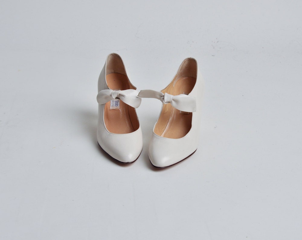 white CALVIN KLEIN bow pump heels / pointed toe / leather / 5.5