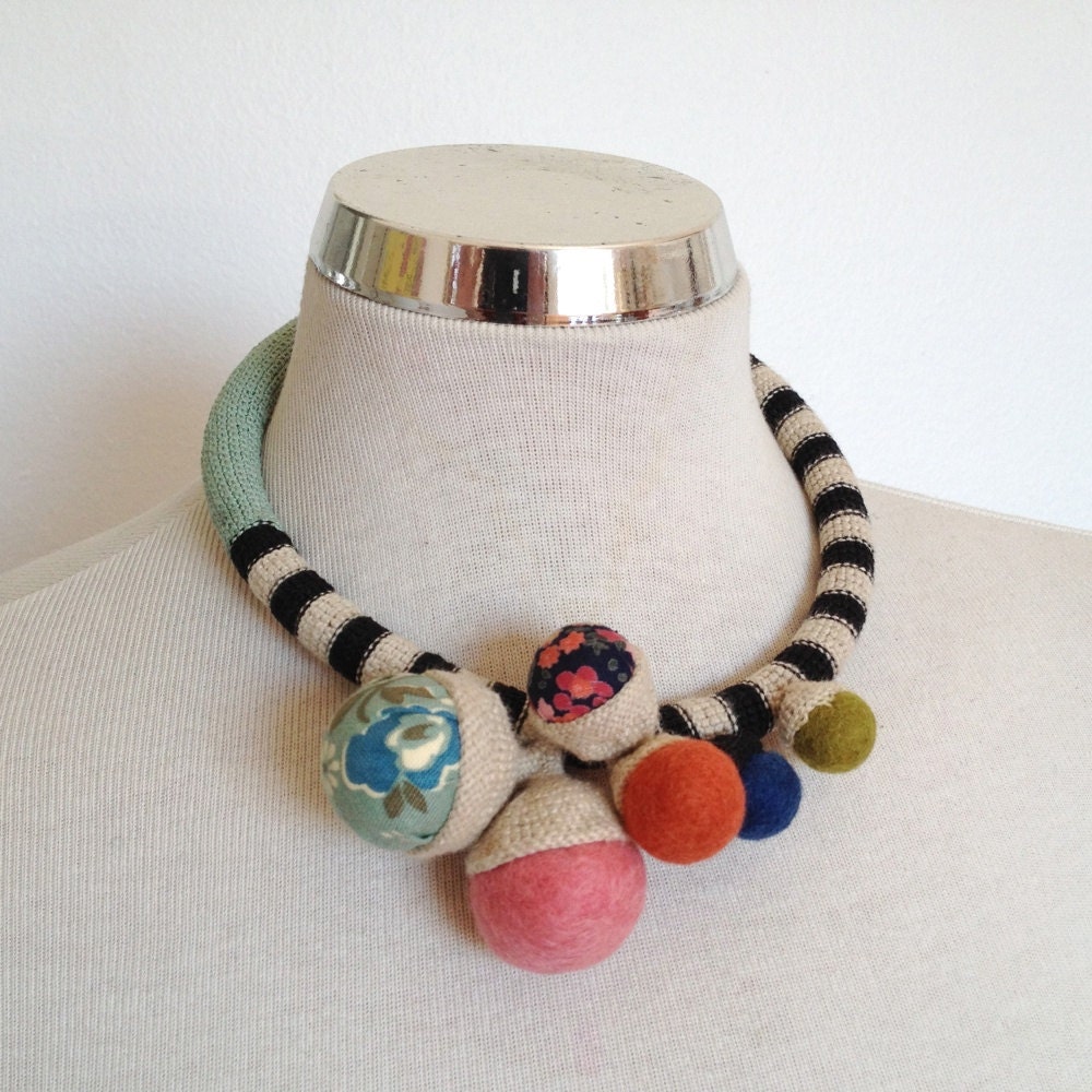 Short fiber tube multicolor necklace