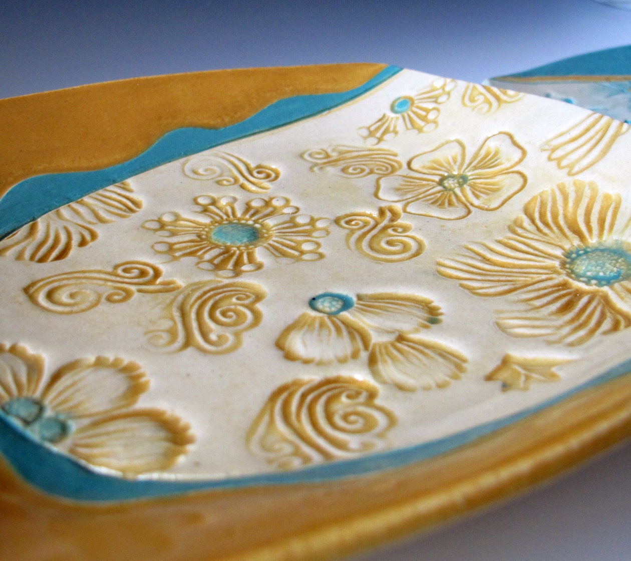 Two serving plates in yellow and turquoise
