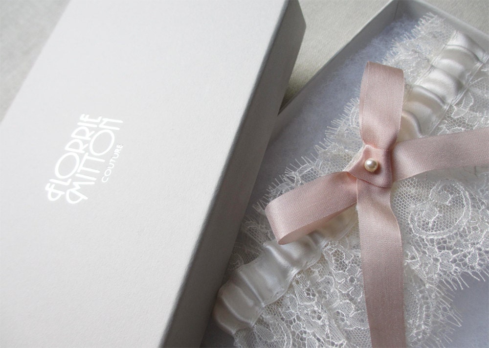 Fondant lace garter with silk
