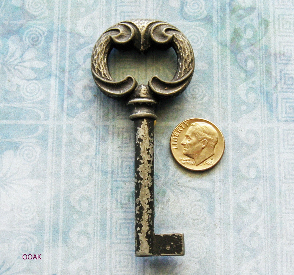 White Brass Key Antique Gothic Black Lock Wing Key DIY Pendant Steampunk Costume Prop