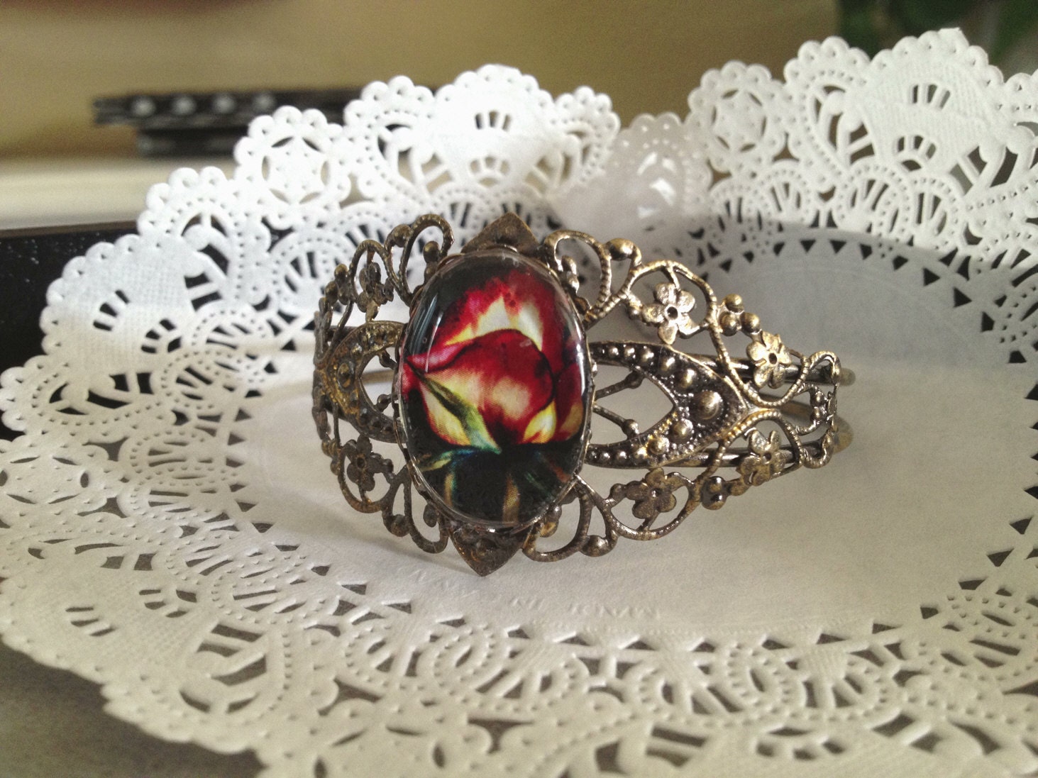 1 beautiful Filigree Bracelet with rose 18 x 25 mm image on the pad. This is a bracelet made of copper and bronze plated.