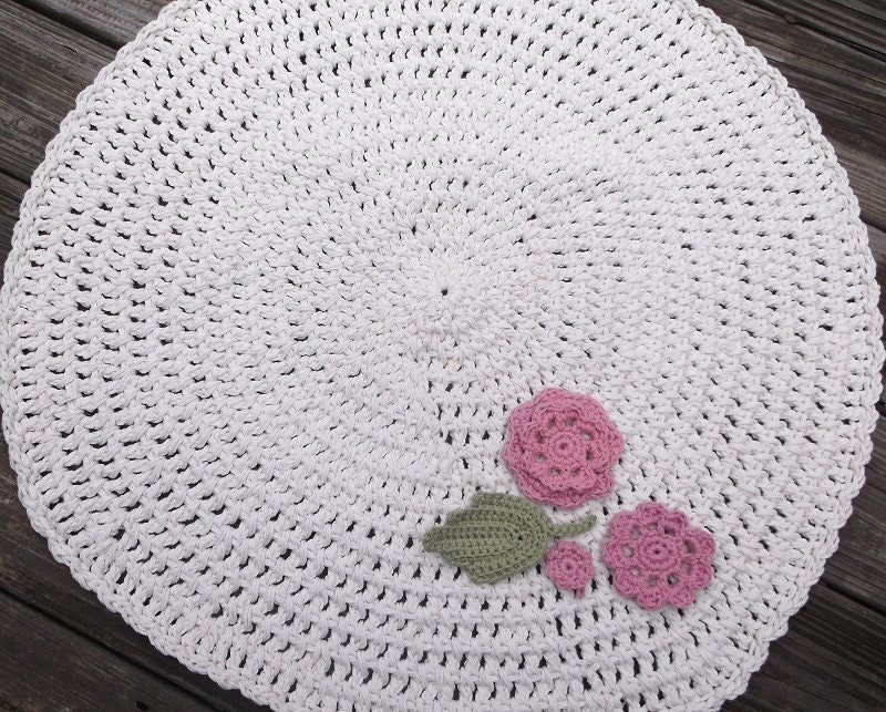 Off White Crochet Round Cotton Rug With Pink Irish Roses and Leaf 28" with Rug Pad