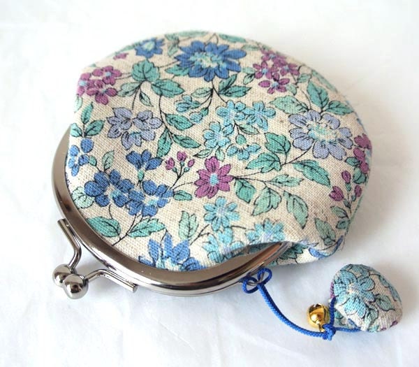 Round Coin Purse with a little shell charm- Little blue flower Linen