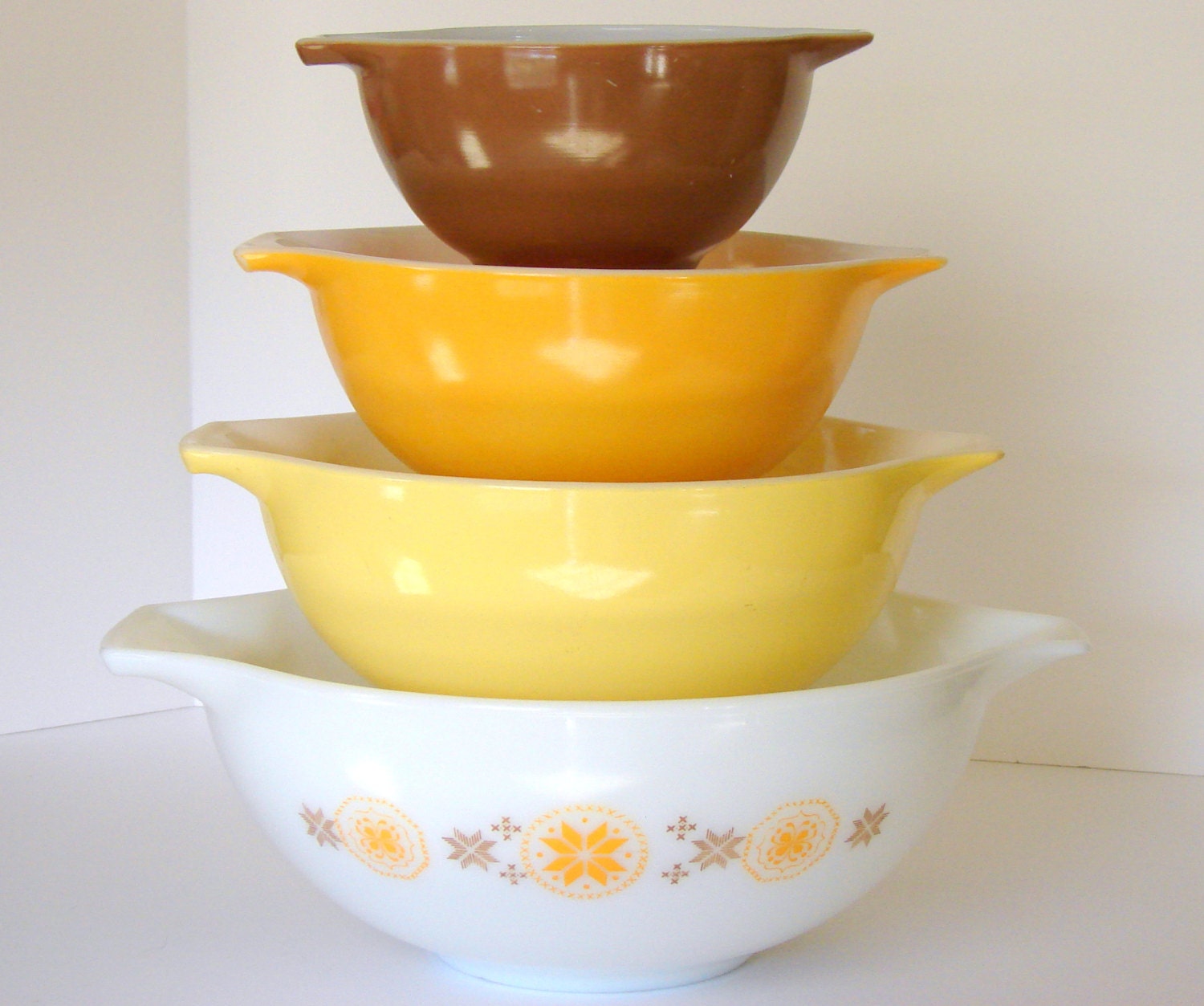 Vintage Pyrex Town and Country Pennsylvania Dutch Cinderella Bowl Set