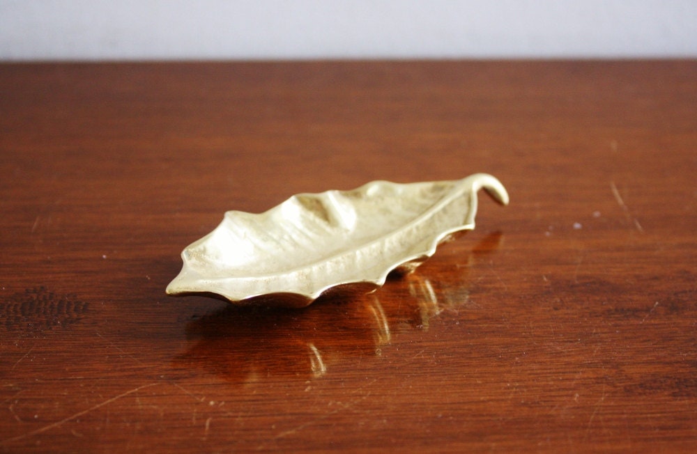 1950 Virginia Metal Crafters brass holly leaf