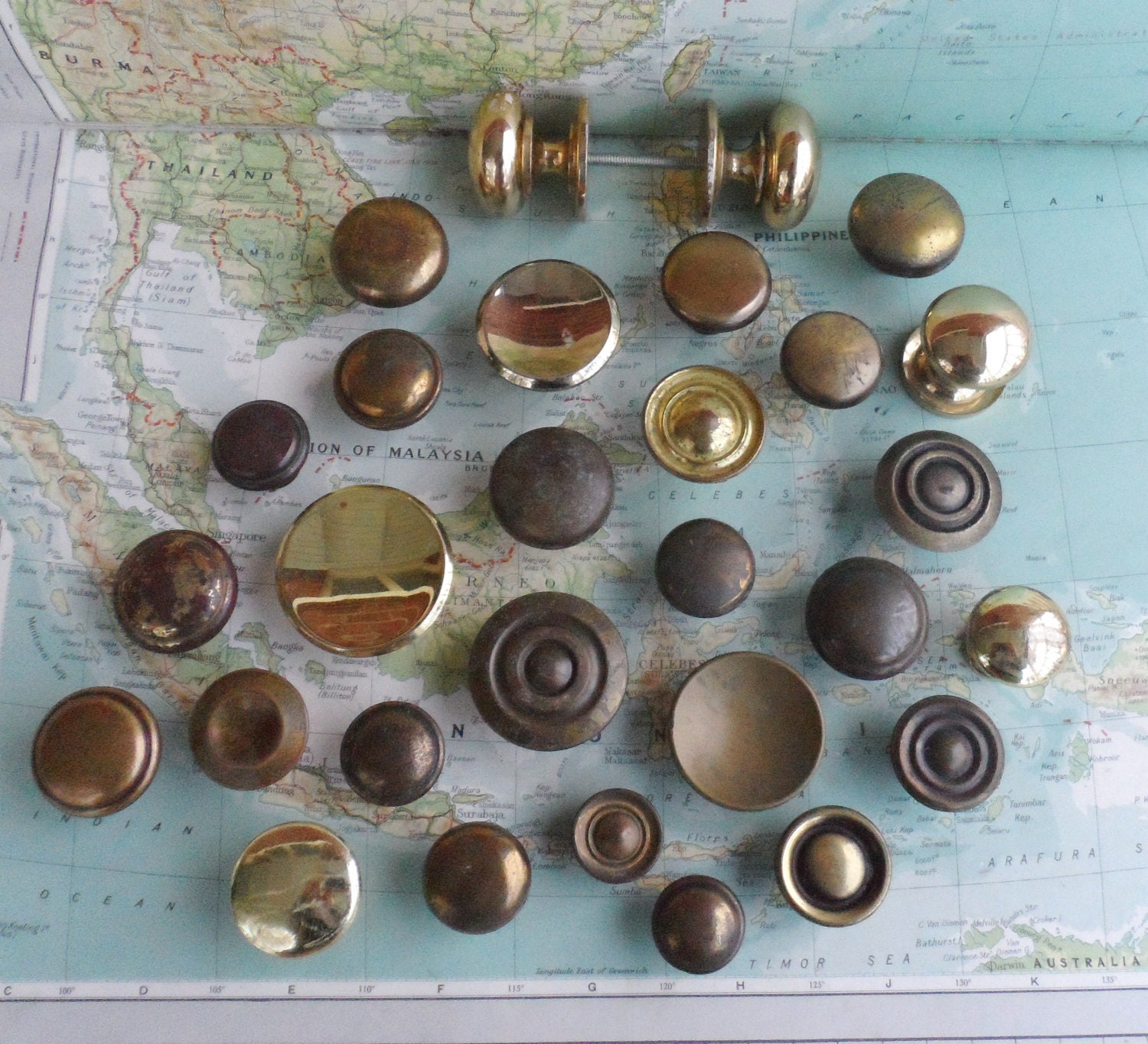 27 piece mixed variety lot vintage mostly brass and metal goldtone knobs includes hardware plus BONUS