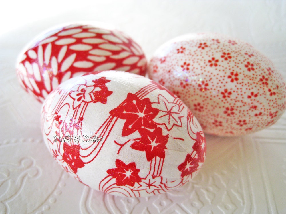 Easter Eggs, Red Easter Eggs, Red and White Easter Eggs, glitter decoupage eggs, decoupage eggs, origami eggs