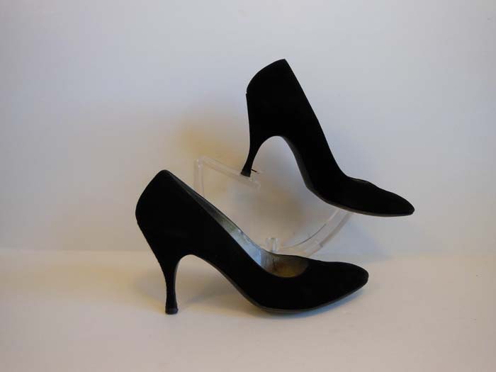 1960s shoes / Simple Yet Sassy Mad Men Vintage 60's Black Pumps