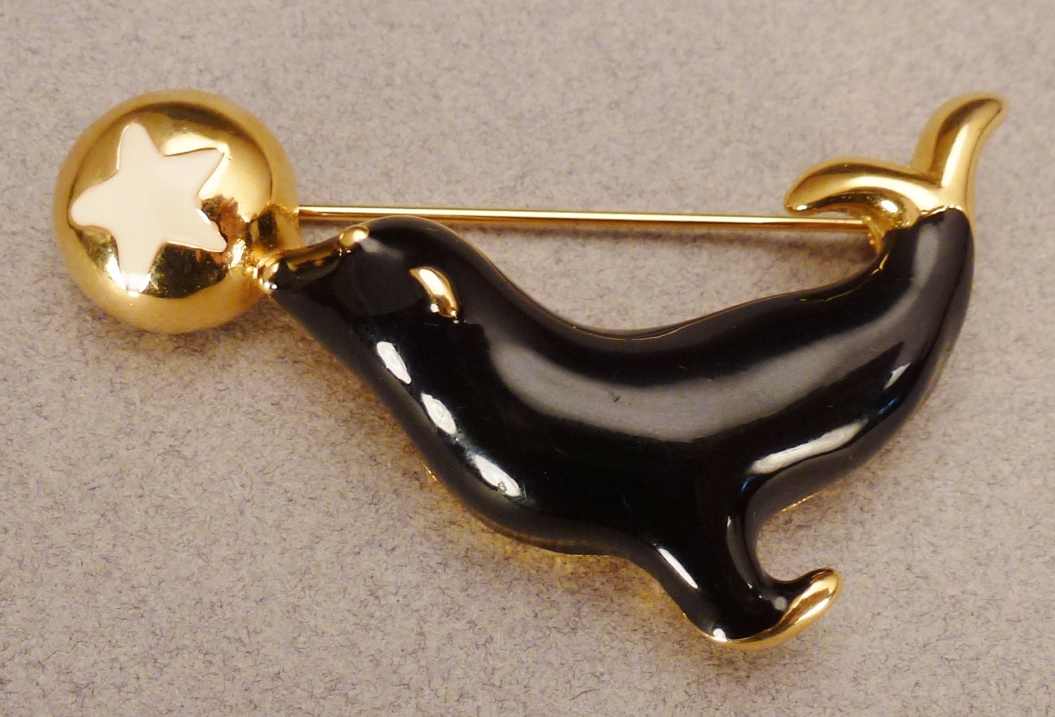 JEWELRY Vintage SEAL BROOCH Goldtone Black  white enamel Ball  app 3 x 2 inches
