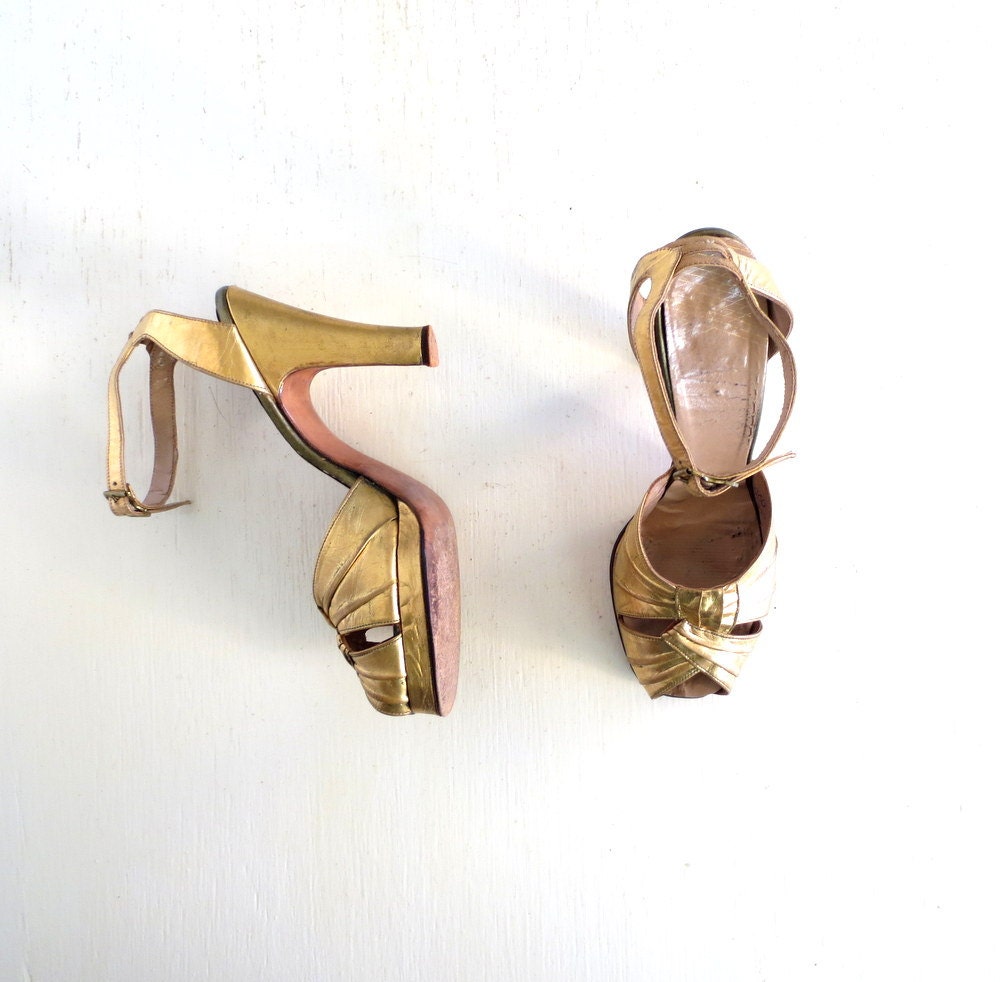 Vintage 1940s Platforms / 40s Heels / Gold High Heels / Gold Strappy Heels / Size 6