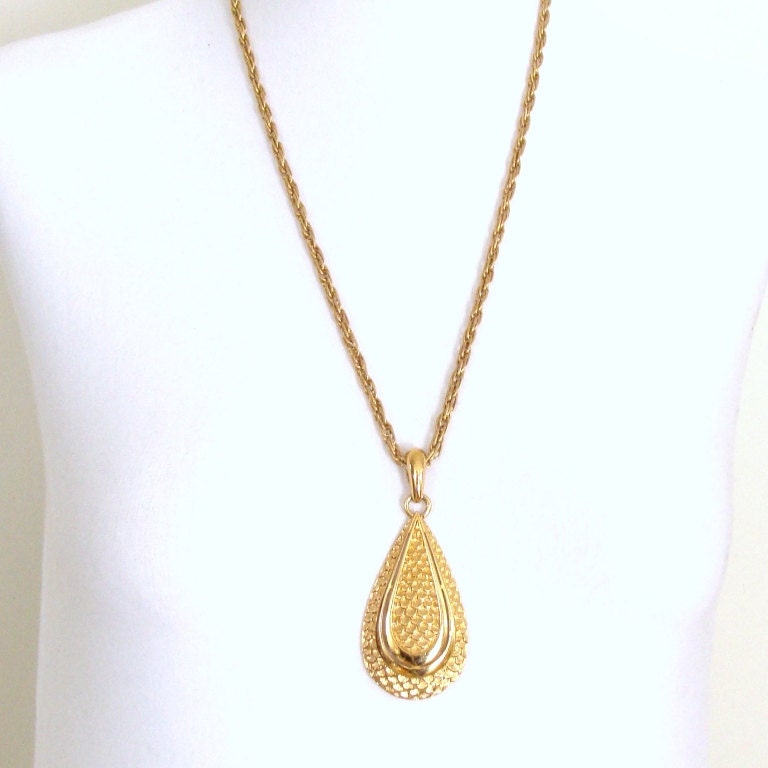 Vintage 1980's Gold  Teardrop Pendant Necklace