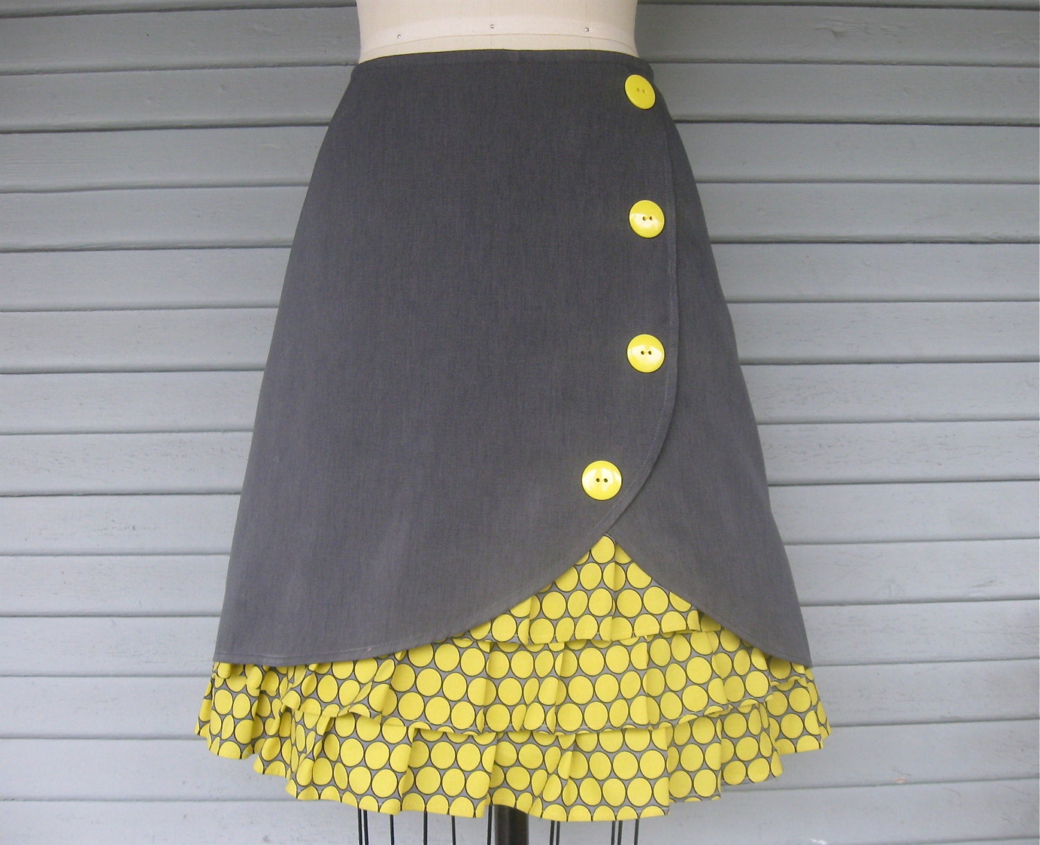 Lemondrop ruffle front skirt Sz 12