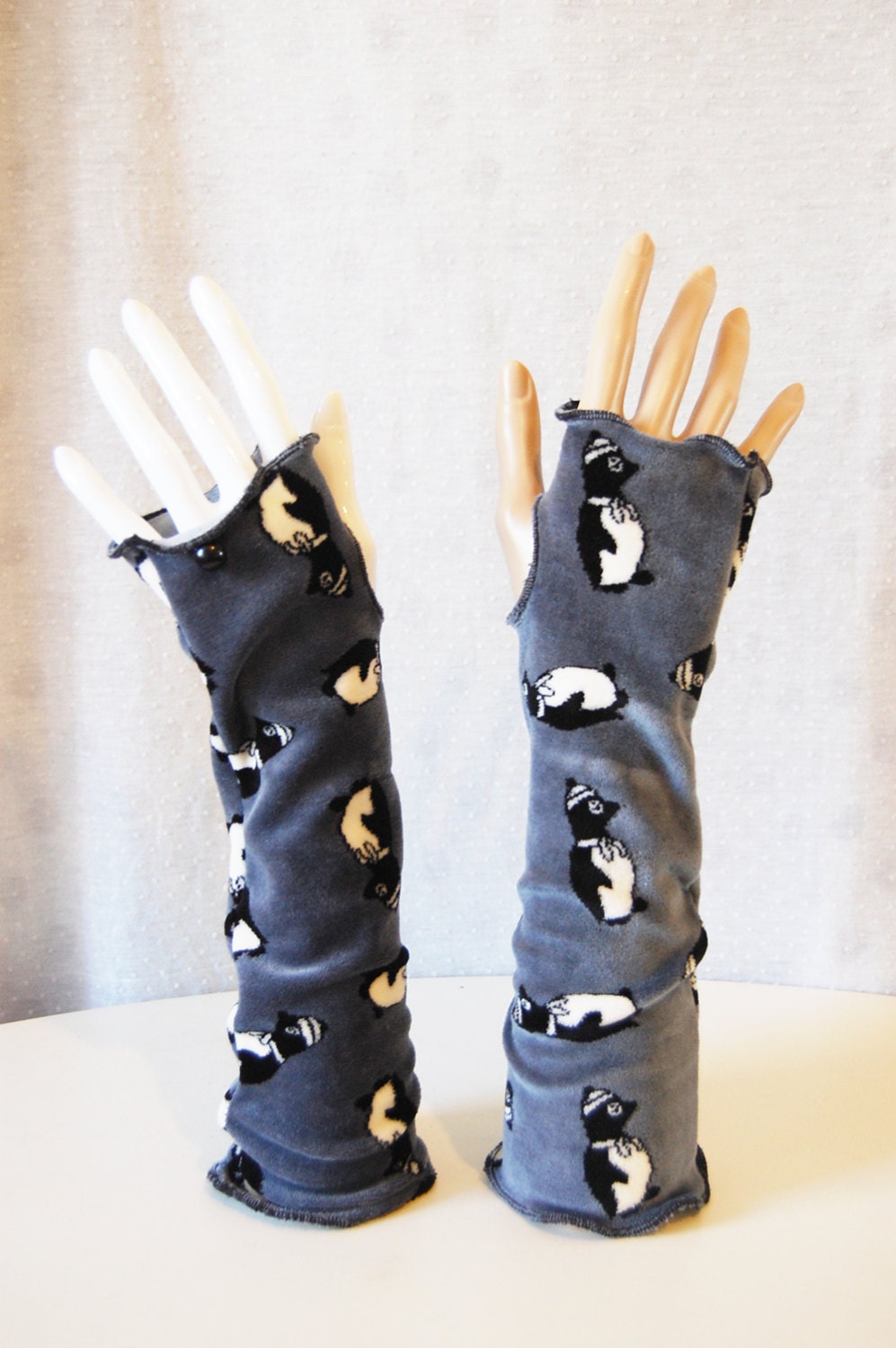 Mittens grey, black and pingouins