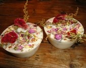 Jumbo size Prairie Rose organic soy melting tart- comes with pink and red flowers plus sweet annie blossoms