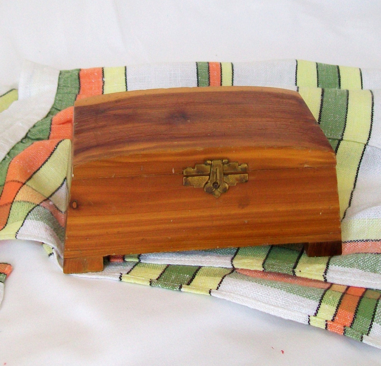 Vintage Cedar Wood Box Small 4 by 6 Inch Hinged Lid Wooden Treasure Chest Trinket Holder Pirate Party Centerpiece Table Decor