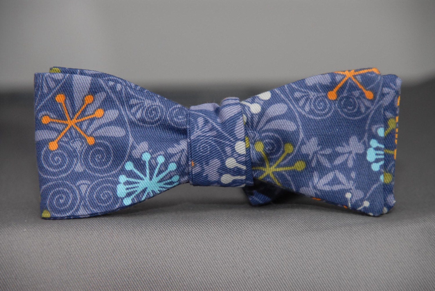 Atomic Jacks in the Dark Bow Tie
