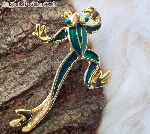 Vintage Green Frog Pin Emerald Green Color Enamel Gold Color Brooch EC R-22 a