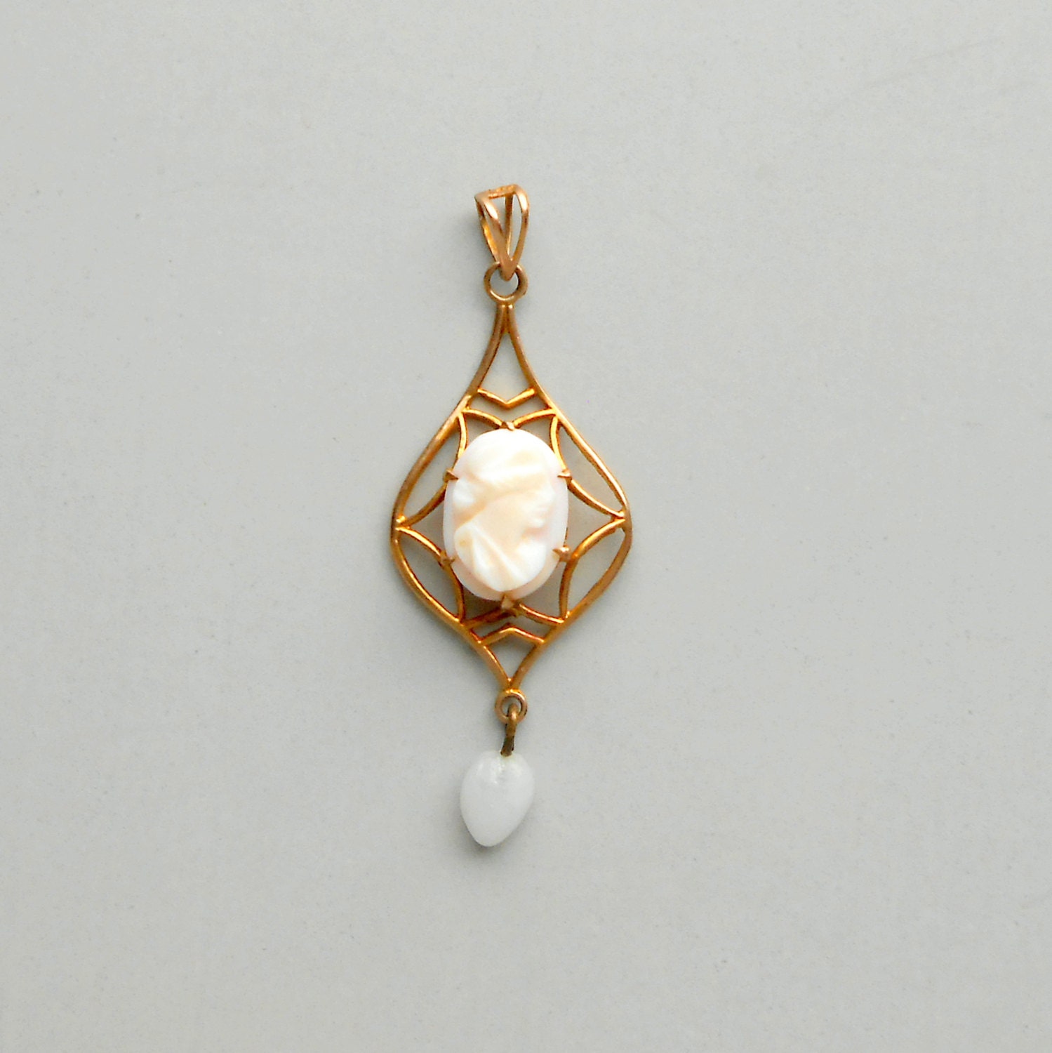 Antique Cameo Lavalier Pendant. 10k Gold.