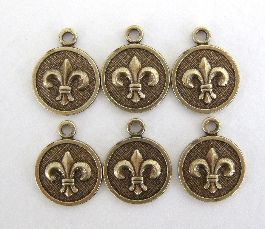 Antiqued Brass Ox Flower Charm Fleur De Lis Round 10mm chm0190 (6)