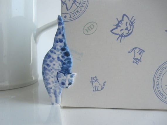 Cat - Blue and white porcelain Brooch - Hand made and hand painted Dutch Delftware