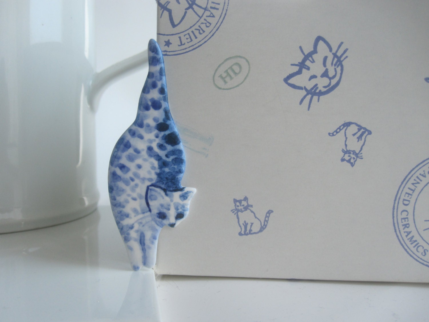 Cat - Blue and white porcelain Brooch - Hand made and hand painted Dutch Delftware