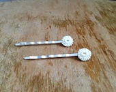 Vintage lace hair bobby pin pair in cream